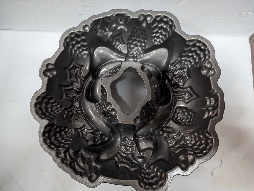 Nordic Ware Holiday Wreath Bundt Pan 9 cups 2.1 liters NEW cake Christmas $149